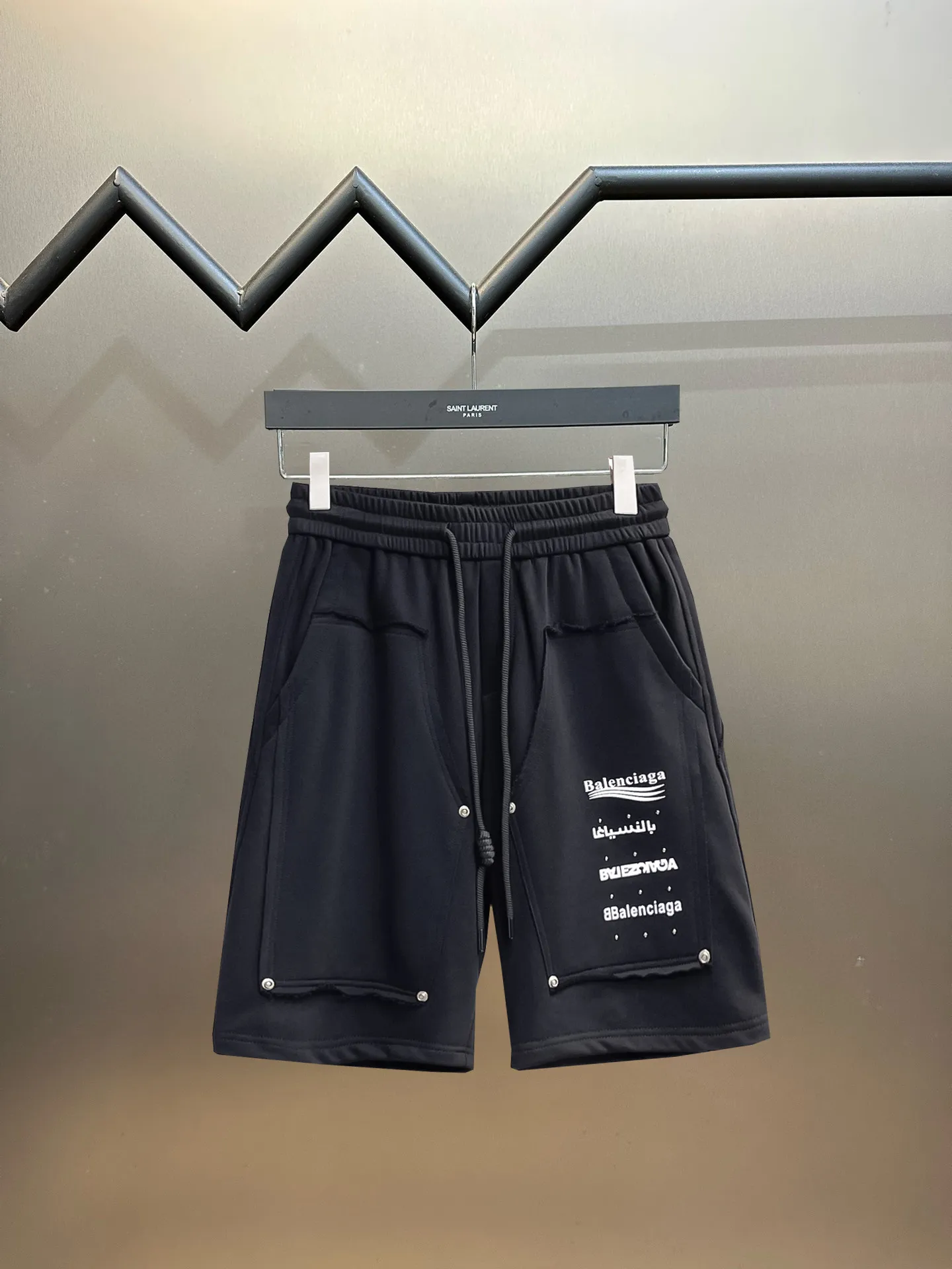 Balenciaga's three-standard complete 2026 summer New Arrival men's casual shorts, advanced custom-made Breathable fabric, Breathable fabric, extremely stretchy and comfortable, impeccable details, top-grade accessories, original logo design concept, delicate and soft feel! The upper body fit is awesome! Size: M-XXXL Please state your height and weight when ordering